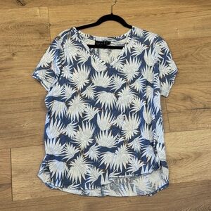 Rachel Zoe V-neck with White Leaf Print L 25 in P2P 20in